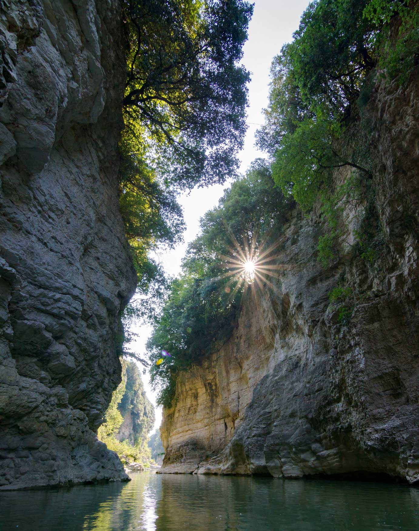 Veduta delle Marmitte dei Giganti dal lato valle con canoa sul fiume Metauro