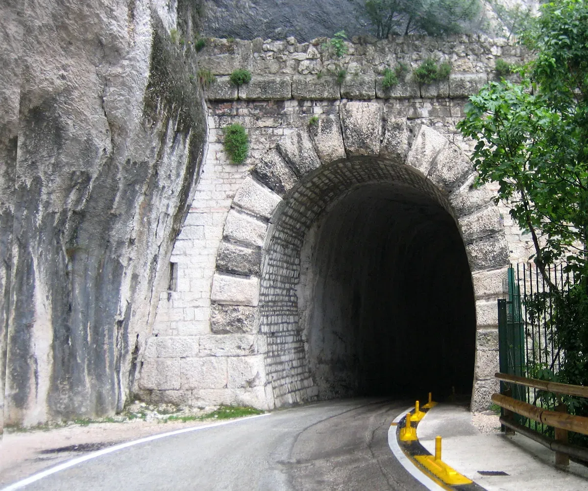 Ingresso sud della galleria del Furlo
